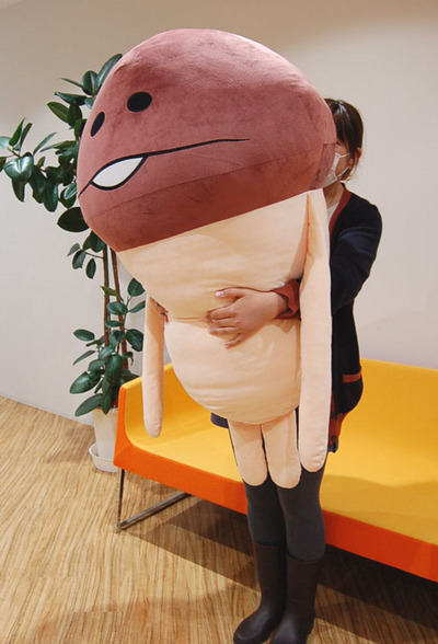【なめこの巣】史上最大サイズだと？1.2mサイズの「なめこ」ぬいぐるみが登場したらしい